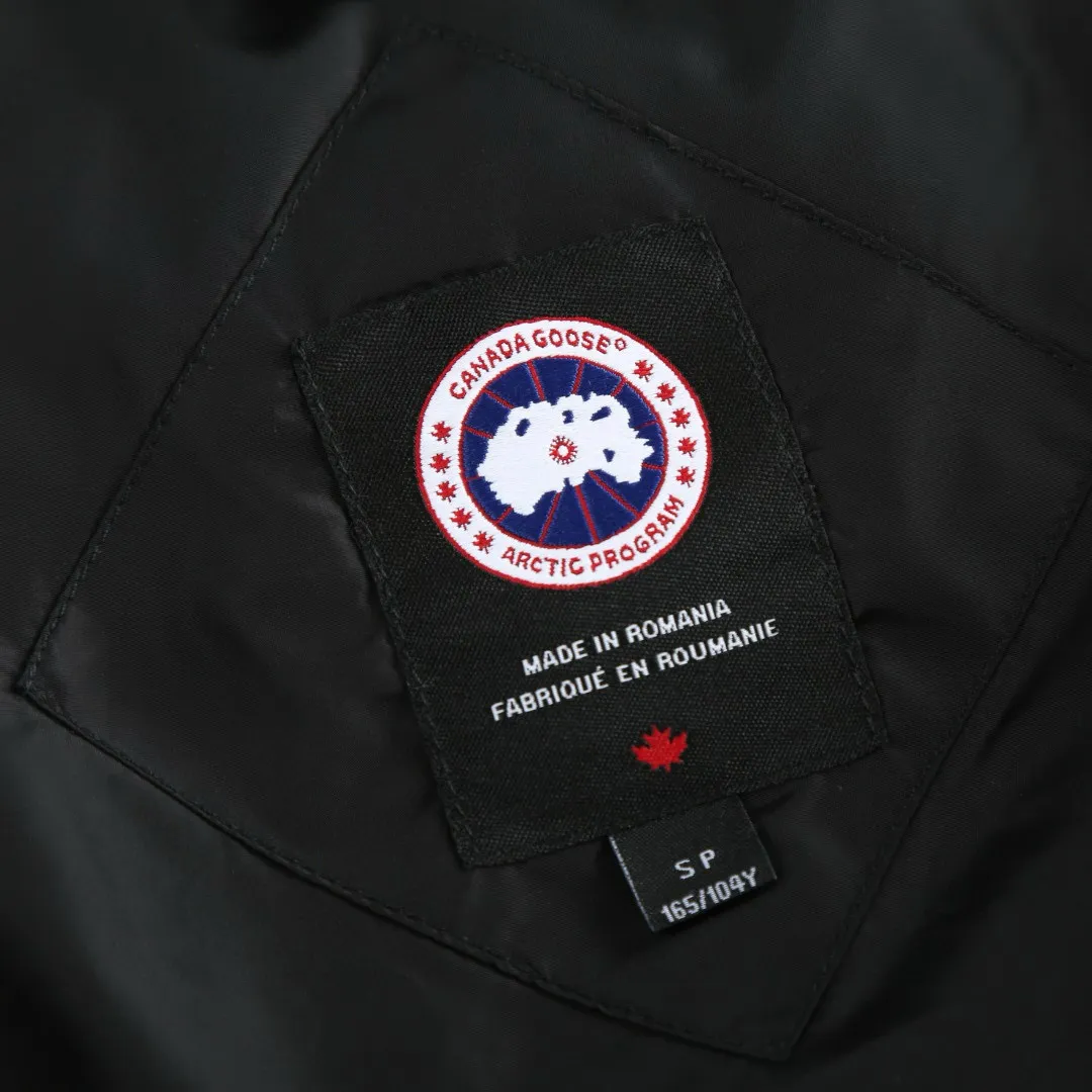 P910 [Exclusive supply] Canada Goose woolen sleeve hooded down jacket (black) The fabric is made of 90 national standard high-quality white duck down, selected high-fill velvet, weighing 170g, light and warm, with excellent temperature locking performance and good resilience. The fabric is made of high-quality protective nylon fabric, which not only enhances the wear resistance of the surface, but also takes into account wind resistance, ensuring excellent performance in various harsh weather conditions. Three-dimensional quilting technology and precise thread reinforcement prevent lint from being drilled and ensure that the fluffy and resilient elasticity lasts like new. The 7-needle medium-thick knitted structure uses thicker yarns to weave woolen fabrics with obvious thickness and weight. The texture is clearly visible and has a rough, retro texture. It has a good skeleton feel and is relatively stiff, and can maintain the silhouette of the clothing for a long time. It also provides more layers of still air to lock in heat. There is the brand's exclusive LOGO on the woolen sleeve arms, which is not obvious in the photo. Size:S-M-L-XL